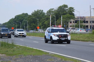 Brooklyn, New York - 24 Haziran 2018: Bisikletçileri Belt Parkway Brooklyn, New York polisi otoyol devriyesi eskort