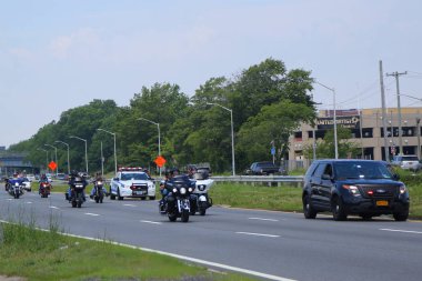 Brooklyn, New York - 24 Haziran 2018: Bisikletçileri Belt Parkway Brooklyn, New York polisi otoyol devriyesi eskort