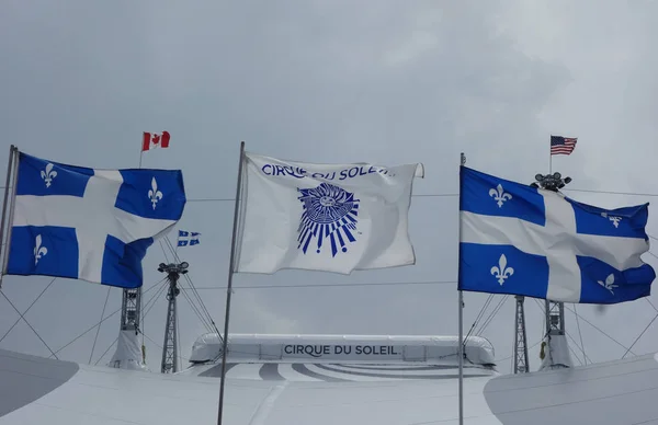 Uniondale Juni 2018 Cirque Soleil Och Quebec Flaggor Cirkustältet Vid — Stockfoto