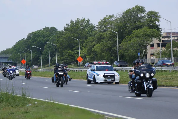 纽约布鲁克林区 2018年6月24日 纽约警察局公路巡警护送摩托车手在布鲁克林地带的大道上 — 图库照片