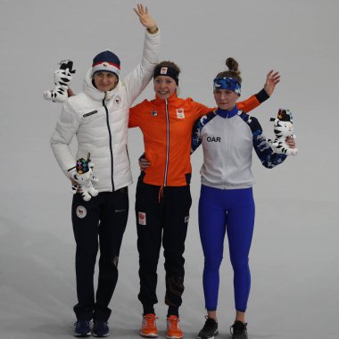 Nin Gangneung, Güney Kore - 16 Şubat 2018: Martina Sablikova Cze (L), Esmee Visser NID ve Natalia Voronina kürek sırasında mekan törenden sonra bayanlar 5000 m 2018 Kış Olimpiyatları'nda sürat pateni