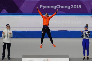 Nin Gangneung, Güney Kore - 16 Şubat 2018: Martina Sablikova Cze (L), Esmee Visser NID ve Natalia Voronina kürek sırasında mekan törenden sonra bayanlar 5000 m 2018 Kış Olimpiyatları'nda sürat pateni