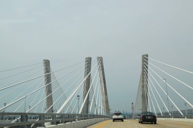 Staten Island, New York - 1 Temmuz 2018: Batı New Jersey doğru yeni inşa edilmiş Goethals Köprüsü üzerinde seyahat.