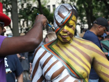 New York - 14 Temmuz 2018: Sanatçı boya 100 tam olarak çıplak modeller tüm şekil ve büyüklükte 5 Nyc vücut boyama sanatçı Andy Golub New York'ta Washington meydanında yer gün boyunca