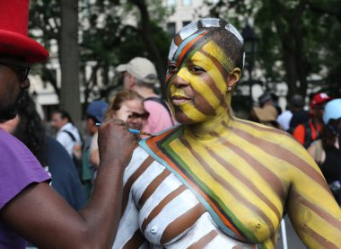 New York - 14 Temmuz 2018: Sanatçı boya 100 tam olarak çıplak modeller tüm şekil ve büyüklükte 5 Nyc vücut boyama sanatçı Andy Golub New York'ta Washington meydanında yer gün boyunca