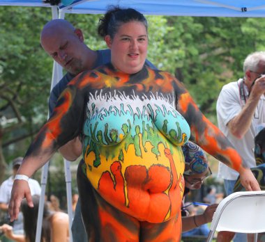 New York - 14 Temmuz 2018: Sanatçı boya tamamen çıplak modeller tüm şekil ve büyüklükte 5 Nyc vücut boyama sanatçı Andy Golub New York'ta Washington meydanında yer gün boyunca