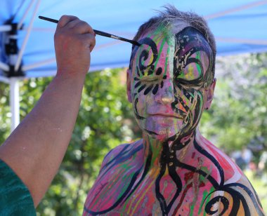 New York - 14 Temmuz 2018: Sanatçı boya tamamen çıplak modeller tüm şekil ve büyüklükte 5 Nyc vücut boyama sanatçı Andy Golub New York'ta Washington meydanında yer gün boyunca