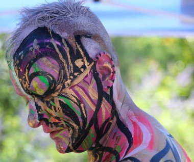 New York - 14 Temmuz 2018: Sanatçı boya tamamen çıplak modeller tüm şekil ve büyüklükte 5 Nyc vücut boyama sanatçı Andy Golub New York'ta Washington meydanında yer gün boyunca