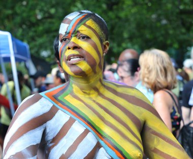 New York - 14 Temmuz 2018: Sanatçı boya tamamen çıplak modeller tüm şekil ve büyüklükte 5 Nyc vücut boyama sanatçı Andy Golub New York'ta Washington meydanında yer gün boyunca