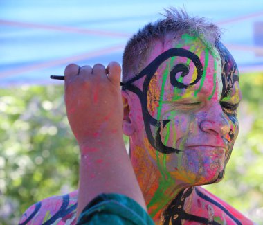 New York - 14 Temmuz 2018: Sanatçı boya tamamen çıplak modeller tüm şekil ve büyüklükte 5 Nyc vücut boyama sanatçı Andy Golub New York'ta Washington meydanında yer gün boyunca