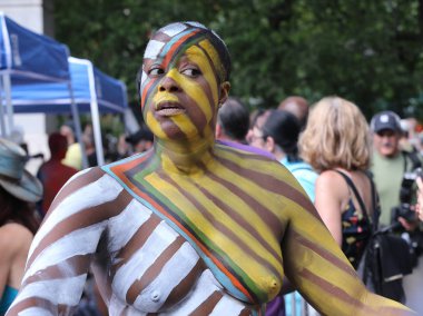 New York - 14 Temmuz 2018: Sanatçı boya tamamen çıplak modeller tüm şekil ve büyüklükte 5 Nyc vücut boyama sanatçı Andy Golub New York'ta Washington meydanında yer gün boyunca