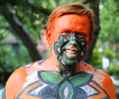New York - 14 Temmuz 2018: Sanatçı boya tamamen çıplak modeller tüm şekil ve büyüklükte 5 Nyc vücut boyama sanatçı Andy Golub New York'ta Washington meydanında yer gün boyunca
