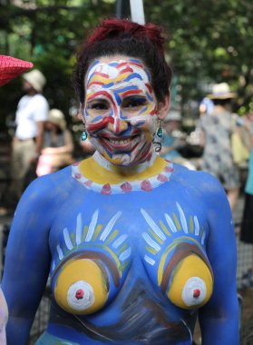 New York - 14 Temmuz 2018: Sanatçı boya tamamen çıplak modeller tüm şekil ve büyüklükte 5 Nyc vücut boyama sanatçı Andy Golub New York'ta Washington meydanında yer gün boyunca