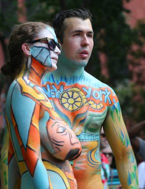 New York - 14 Temmuz 2018: Sanatçı boya tamamen çıplak modeller tüm şekil ve büyüklükte 5 Nyc vücut boyama sanatçı Andy Golub New York'ta Washington meydanında yer gün boyunca