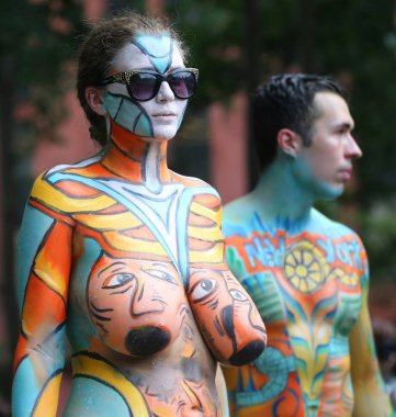 New York - 14 Temmuz 2018: Sanatçı boya tamamen çıplak modeller tüm şekil ve büyüklükte 5 Nyc vücut boyama sanatçı Andy Golub New York'ta Washington meydanında yer gün boyunca