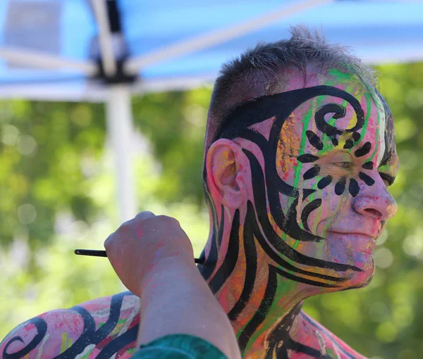 New York - 14 Temmuz 2018: Sanatçı boya tamamen çıplak modeller tüm şekil ve büyüklükte 5 Nyc vücut boyama sanatçı Andy Golub New York'ta Washington meydanında yer gün boyunca