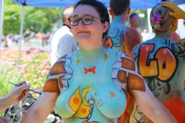 New York - 14 Temmuz 2018: Sanatçı boya tamamen çıplak modeller tüm şekil ve büyüklükte 5 Nyc vücut boyama sanatçı Andy Golub New York'ta Washington meydanında yer gün boyunca