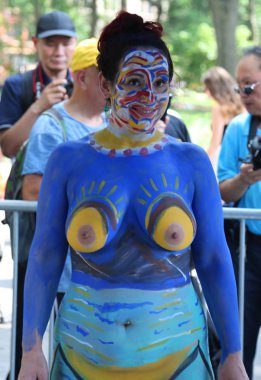 New York - 14 Temmuz 2018: Sanatçı boya tamamen çıplak modeller tüm şekil ve büyüklükte 5 Nyc vücut boyama sanatçı Andy Golub New York'ta Washington meydanında yer gün boyunca