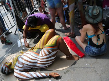 New York - 14 Temmuz 2018: Sanatçı boya tamamen çıplak modeller tüm şekil ve büyüklükte 5 Nyc vücut boyama sanatçı Andy Golub New York'ta Washington meydanında yer gün boyunca