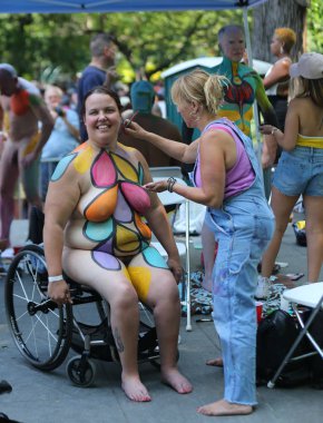 New York - 14 Temmuz 2018: Sanatçı boya tamamen çıplak modeller tüm şekil ve büyüklükte 5 Nyc vücut boyama sanatçı Andy Golub New York'ta Washington meydanında yer gün boyunca