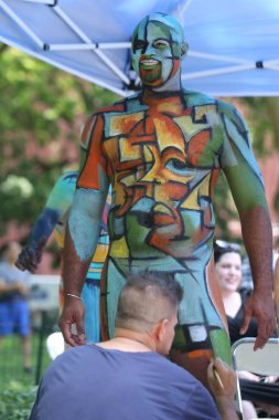 New York - 14 Temmuz 2018: Sanatçı boya tamamen çıplak modeller tüm şekil ve büyüklükte 5 Nyc vücut boyama sanatçı Andy Golub New York'ta Washington meydanında yer gün boyunca