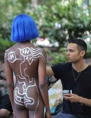 New York - 14 Temmuz 2018: Sanatçı boya tamamen çıplak modeller tüm şekil ve büyüklükte 5 Nyc vücut boyama sanatçı Andy Golub New York'ta Washington meydanında yer gün boyunca