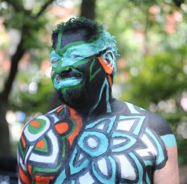 New York - 14 Temmuz 2018: Sanatçı boya tamamen çıplak modeller tüm şekil ve büyüklükte 5 Nyc vücut boyama sanatçı Andy Golub New York'ta Washington meydanında yer gün boyunca