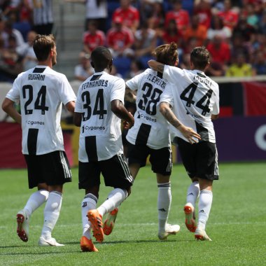 Harrison, Nj - 28 Temmuz 2018: Luca Clemenza #38 gol Juventus karşı Benfica için 2018 Uluslararası Şampiyonlar Kupası oyun Red Bull Stadyumu'nda scores sonra takımı Juventus kutluyor 