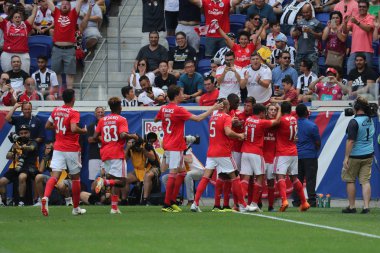 Harrison, Nj - 28 Temmuz 2018: Alex Grimaldo 3 gol Juventus karşı Benfica için 2018 Uluslararası Şampiyonlar Kupası oyun Red Bull Stadyumu'nda puanları sonra takım Benfica kutluyor 