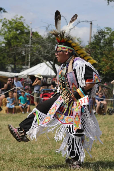 ニューヨーク 2018 回サンダーバード アメリカインディアン パウワウの中に正体不明若いネイティブ アメリカン 捕虜のワウは 収集と遺産の祭典の北アメリカの先住民 — ストック写真