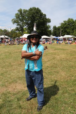 New York - 29 Temmuz 2018: Tanımlanamayan Kızılderili 40 yıllık Thunderbird Kızılderili ayinine sırasında. Bir arabulucu bir toplama ve miras kutlama Kuzey Amerika'nın yerli halkı olan