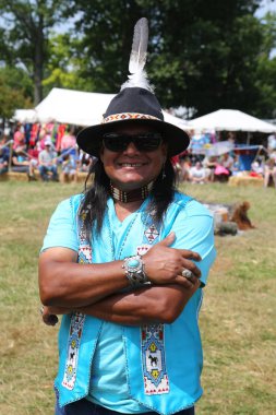 New York - 29 Temmuz 2018: Tanımlanamayan Kızılderili 40 yıllık Thunderbird Kızılderili ayinine sırasında. Bir arabulucu bir toplama ve miras kutlama Kuzey Amerika'nın yerli halkı olan