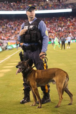 East Rutherford, Nj - 25 Temmuz 2018: New Jersey eyalet polisi K-9 ünitesi 2018 sırasında güvenlik sağlar Uluslararası Şampiyonlar Kupası oyun Manchester City vs Liverpool Fc Metlife Stadyumu'nda
