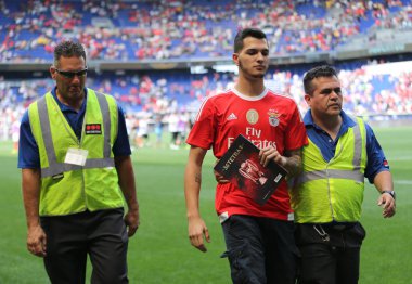 Harrison, Nj - 28 Temmuz 2018: Güvenlik kaldır kaçak kırmızı boğa 2018 Uluslararası Champions Cup Kupası sonra oyun arada Juventus vs Benfica Stadı nda 