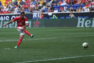 Harrison, Nj - 28 Temmuz 2018: Jonas Oliveira #10 penaltı kick atışları Juventus karşı bir 2018 Uluslararası Champions Cup Turnuvası futbol maçı sırasında vurdu Benfica başladı