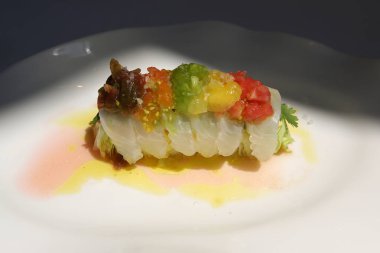 Deniz ürünleri gurme Fransız restoranında meze. Iceberg marul, kiraz domates ve Salantro ile madai Sashimi