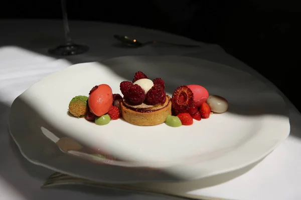 Dessert Gastronomisch Frans Restaurant Raspberry Amandel Taartje Met Aardbei Framboos — Stockfoto