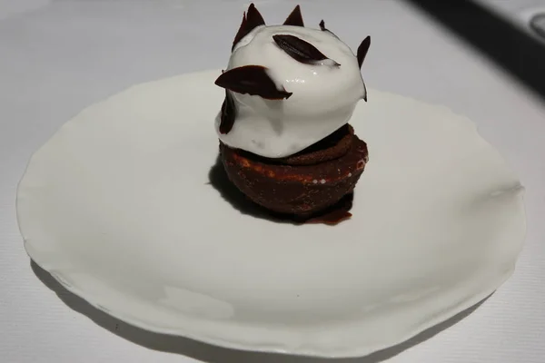 Postres Restaurante Gourmet Francés Selva Negra Con Compota Cereza Kirsch — Foto de Stock