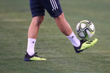 East Rutherford, Nj - 7 Ağustos 2018: Profesyonel futbolcu Adidas ayakkabısı Metlife Stadyumu'nda 2018 Uluslararası Şampiyonlar Kupası'nda Real Madrid vs Roma oyunu sırasında giyer. Real Madrid 2-1 kazandı