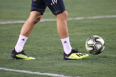 East Rutherford, Nj - 7 Ağustos 2018: Profesyonel futbolcu Adidas ayakkabısı Metlife Stadyumu'nda 2018 Uluslararası Şampiyonlar Kupası'nda Real Madrid vs Roma oyunu sırasında giyer. Real Madrid 2-1 kazandı