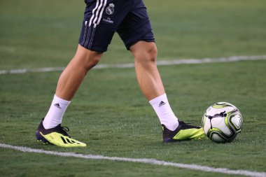 East Rutherford, Nj - 7 Ağustos 2018: Profesyonel futbolcu Adidas ayakkabısı Metlife Stadyumu'nda 2018 Uluslararası Şampiyonlar Kupası'nda Real Madrid vs Roma oyunu sırasında giyer. Real Madrid 2-1 kazandı