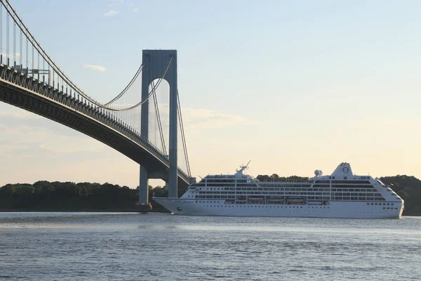 2018年8月5日 大洋洲邮轮徽章在纽约维拉萨诺大桥下的航行船 — 图库照片