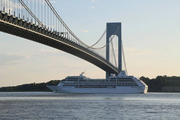 Nowy Jork Sierpień 2018 Oceania Cruises Statek Wycieczkowy Insygnia Pod — Zdjęcie stockowe