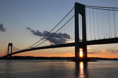New York - 5 Ağustos 2018: New York Verrazano Köprüsü gün batımında. Bir çift katlı süspansiyon Staten Island ve Brooklyn semtleri birbirine bağlayan köprü Verrazano Köprüsü nedir 