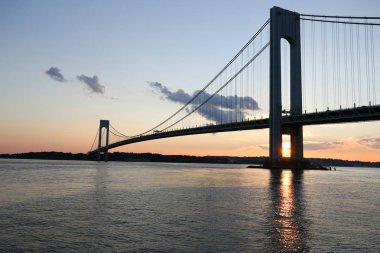 New York - 5 Ağustos 2018: New York Verrazano Köprüsü gün batımında. Bir çift katlı süspansiyon Staten Island ve Brooklyn semtleri birbirine bağlayan köprü Verrazano Köprüsü nedir 