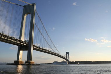 New York - 5 Ağustos 2018: Oceania yolculukları Insignia Cruise Gemi New York'ta Verrazano köprüsünün altında