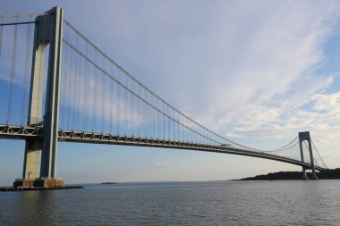 New York - 5 Ağustos 2018: New York Verrazano Köprüsü gün batımında. Bir çift katlı süspansiyon Staten Island ve Brooklyn semtleri birbirine bağlayan köprü Verrazano Köprüsü nedir 