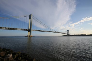 New York - 5 Ağustos 2018: New York Verrazano Köprüsü gün batımında. Bir çift katlı süspansiyon Staten Island ve Brooklyn semtleri birbirine bağlayan köprü Verrazano Köprüsü nedir 