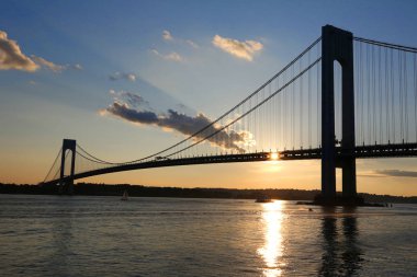 New York - 5 Ağustos 2018: New York Verrazano Köprüsü gün batımında. Bir çift katlı süspansiyon Staten Island ve Brooklyn semtleri birbirine bağlayan köprü Verrazano Köprüsü nedir 
