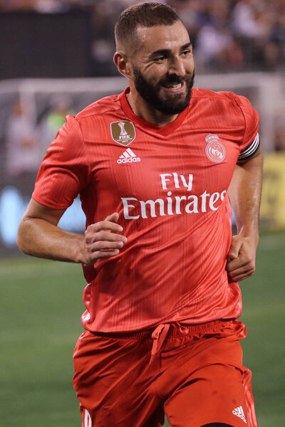 ИСТ-РУТЕРФОРД, Нью-Джерси - 7 августа 2018 года: нападающий Карим Бензема из Реал Мадрид # 9 в бою против Рома в матче Кубка чемпионов 2018 года на стадионе Метлайф. Реал Мадрид победил со счётом 2: 1
